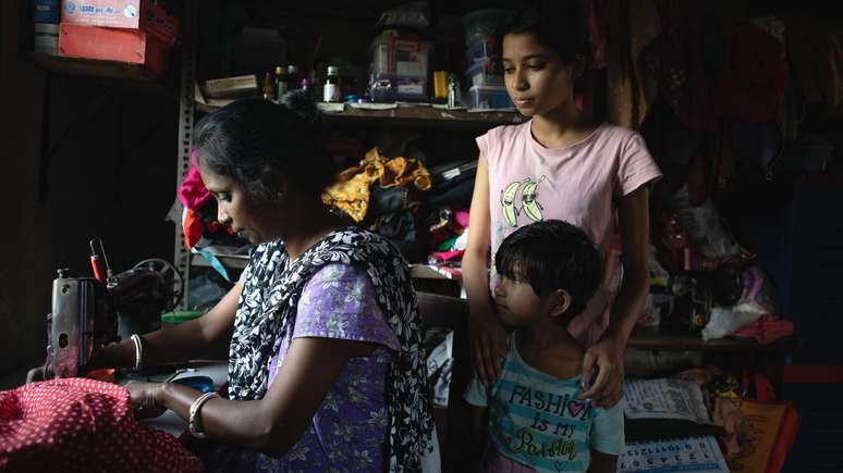 Soma Das usa o dinheiro para comprar materiais e confeccionar roupas, que ela vende para sustentar a fam&iacute;lia em Bengala Ocidental