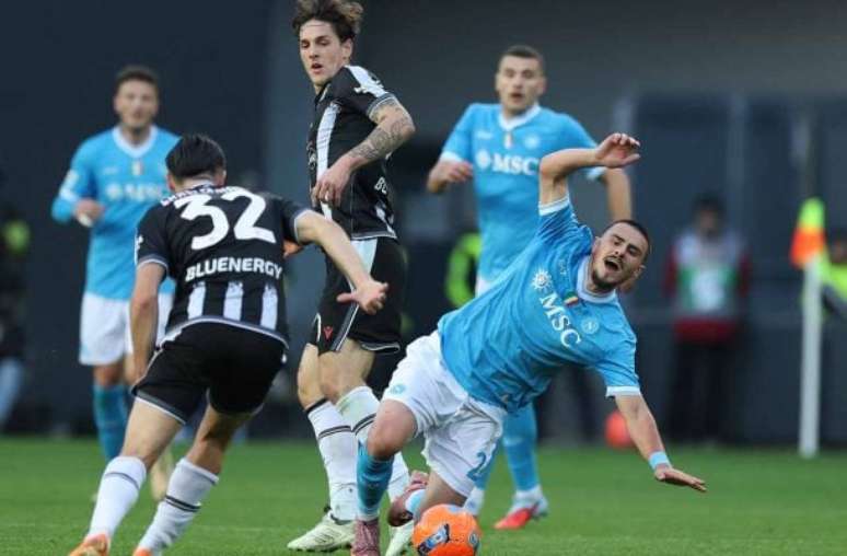 - Timothy Rogers/Getty Images - Legenda: Elmas, do Napoli, é derrubado pela defesa da Udinese