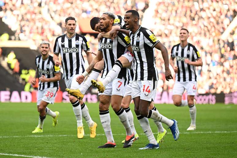 Newcastle players celebrate their victory against Sunderland in the 2024 FA Cup 