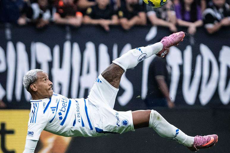 Matheus Pereira tenta o voleio. Hugo Souza faria grande defesa e evitaria o gol do Corinthians.