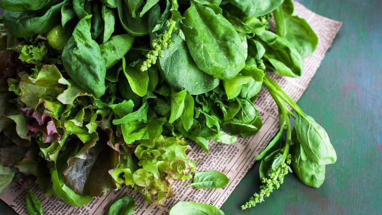 Especialistas garantem que &eacute; melhor consumir magn&eacute;sio na alimenta&ccedil;&atilde;o. Os vegetais verdes s&atilde;o uma grande fonte de mineral.