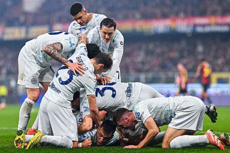 Lautaro Mart&iacute;nez, embaixo da pilha de jogadores da Inter, &eacute; celebrado ap&oacute;s o primeiro gol do time sobre o Genoa. Enfim, a Inter &eacute; l&iacute;der da It&aacute;lia.