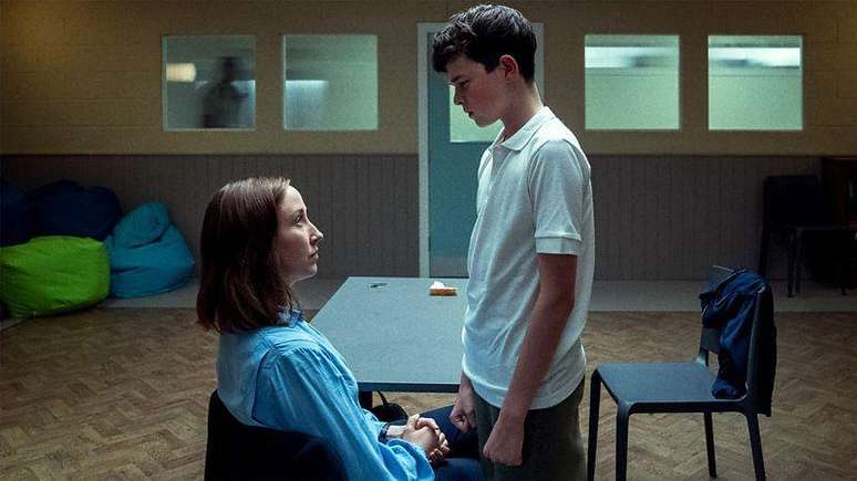 Erin Doherty e Owen Cooper, em uma sala de aula, em cena de 'Adolesc&ecirc;ncia'