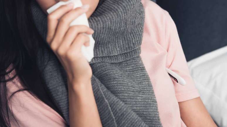 Os sintomas respirat&oacute;rios da fibrose c&iacute;stica incluem tosse persistente, chiado no peito, infec&ccedil;&otilde;es pulmonares frequentes, produ&ccedil;&atilde;o de catarro espesso &ndash; depositphotos.com / AndrewLozovyi.