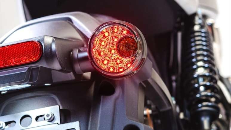 Lanterna tamb&eacute;m &eacute; de LED na SBM 600V