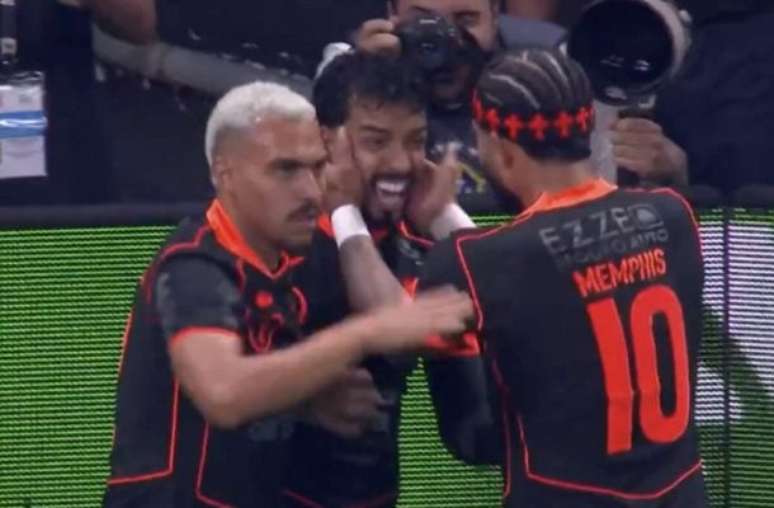 Matheus Pereira tenta o voleio. Hugo Souza faria grande defesa e evitaria o gol do Corinthians.