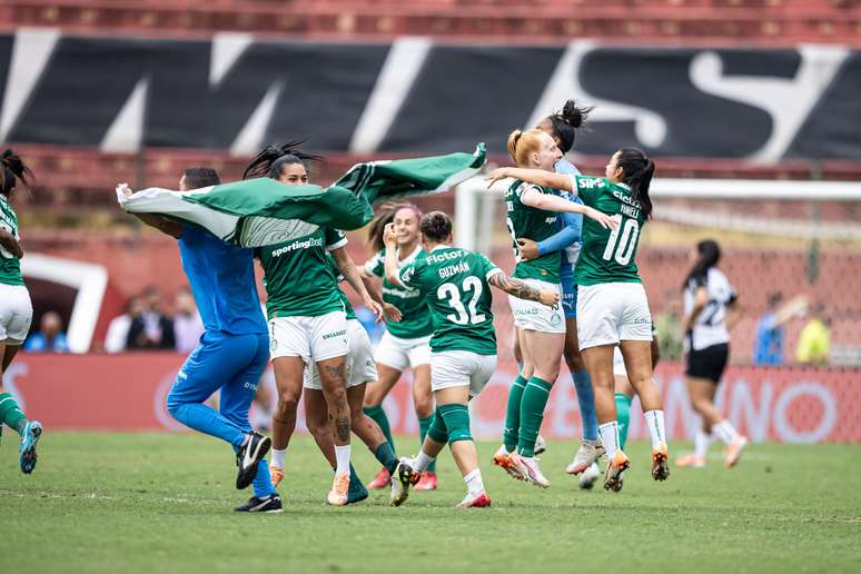 Jogadoras do Palmeiras celebram vit&oacute;ria no Paulist&atilde;o