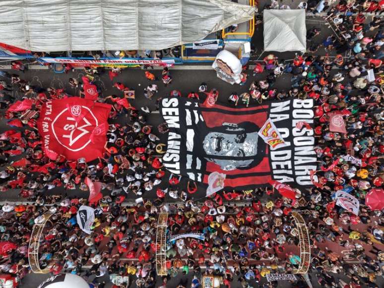 Imagem a&eacute;rea feita por drone da manifesta&ccedil;&atilde;o na Paulista neste domingo, 14