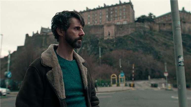 Cena de "Dept. Q", com o ator Matthew Goode