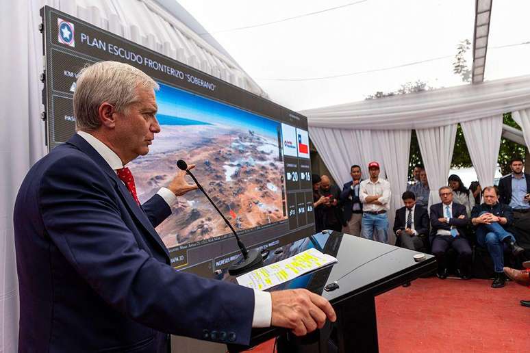 Kast prop&ocirc;s medidas de fronteira contra a imigra&ccedil;&atilde;o ilegal que ecoam as iniciativas de Trump.