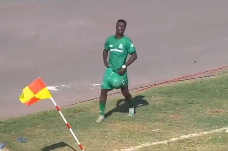 Ebenezer Adukwaw, do Gor Mahia, colocou a bola dentro do short depois de marcar o gol de empate com o Bandari, pelo Campeonato Queniano &ndash;