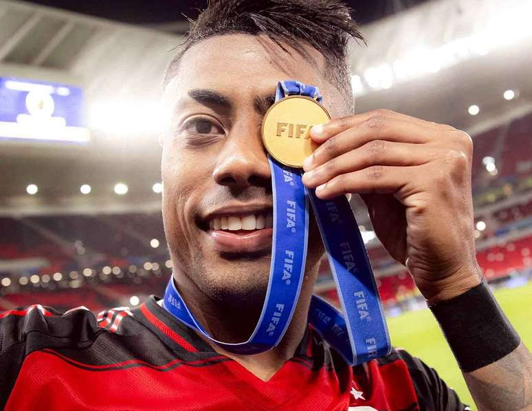 BH poses with the Challenger Cup medal, which was on the line in the duel against Pyramids. Now he wants the biggest title medal. Photos: Gilván de Souza / Flamengo