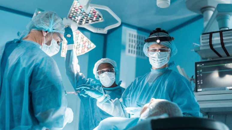 A microcirurgia de h&eacute;rnia de disco &eacute; uma t&eacute;cnica cir&uacute;rgica que conta com aux&iacute;lio de microsc&oacute;pio cir&uacute;rgico ou lupa de alta magnifica&ccedil;&atilde;o &ndash; depositphotos.com / ArturVerkhovetskiy