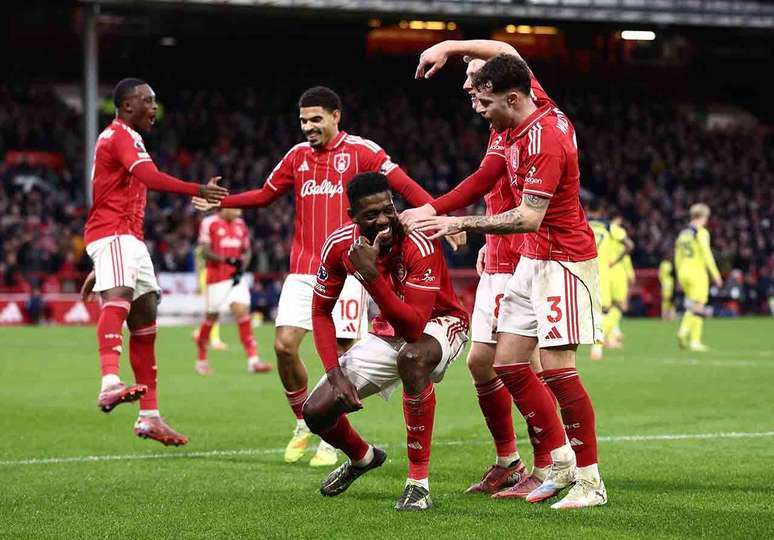NSangar&eacute; posa cheio de estilo. O melhor em campo fechou o placar em 3 a 0 para o Nottingham sobre o Tottenham.