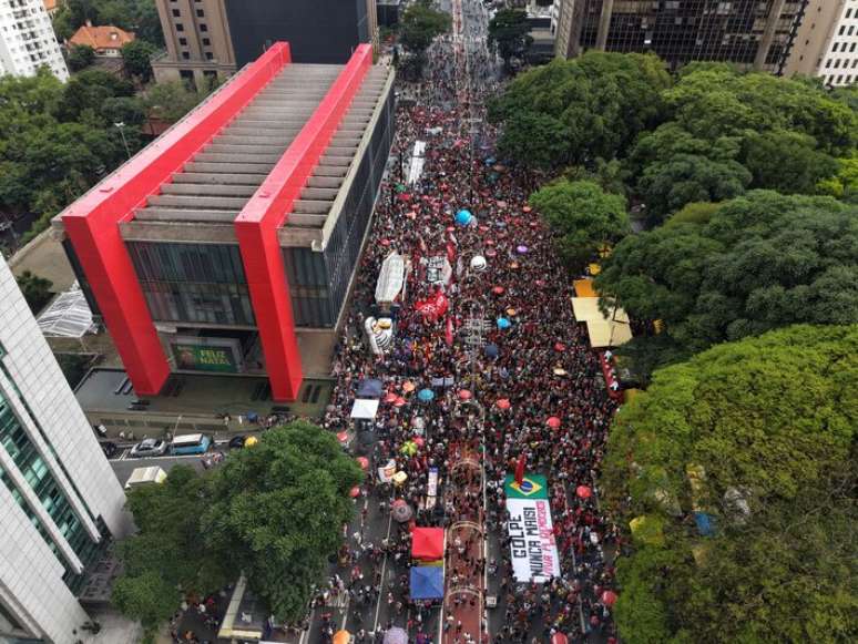 Manifestantes fazem um protesto contra o PL da dosemetria na avenida Paulista em S&atilde;o Paulo