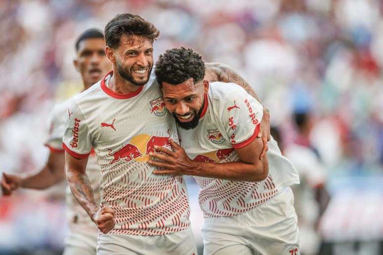 Juninho Capixaba (E) &eacute; um dos destaques nas &uacute;ltimas temporadas do RB Bragantino &ndash;