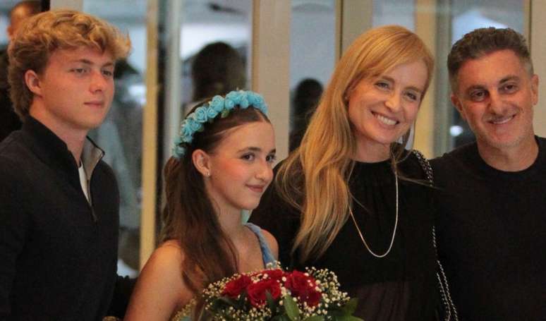 Angélica leaves her belly exposed during an event with Luciano Huck, Benício and Eva; The height of the youngest daughter attracts attention.