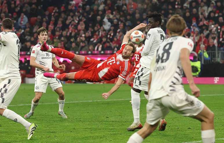 Kane tentou um voleio para marcar pelo Bayern. O atacante conseguiu balan&ccedil;ar as redes, mas o time acabou ficando no empate com o lanterna Mainz.