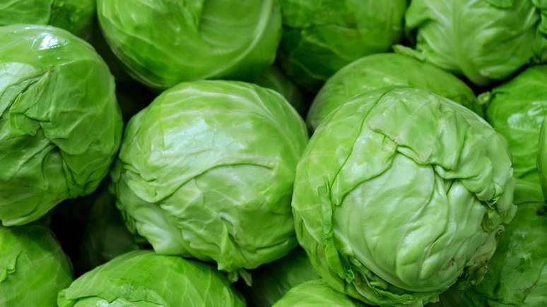 When we look closely at the properties of cabbage, we see that it contributes to both intestinal health and the functioning of the immune system – depositphotos.com/mariakarabella