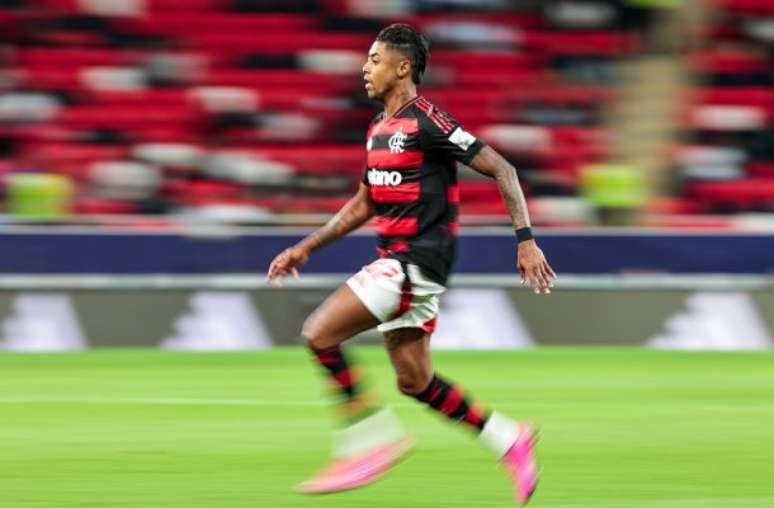 BH poses with the Challenger Cup medal, which was on the line in the duel against Pyramids. Now he wants the biggest title medal. Photos: Gilván de Souza / Flamengo