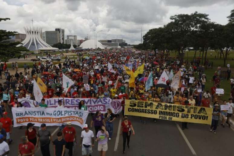 Protesto contra anistia e redução de pena de Bolsonaro reúne manfiestantes na Esplanada dos Ministérios em Brasília