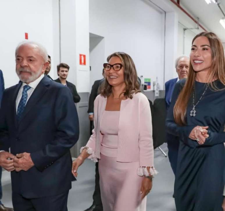 A apresentadora conduziu o casal presidencial da entrada da emissora até o local da cerimônia de lançamento do canal de notícias da família Abravanel