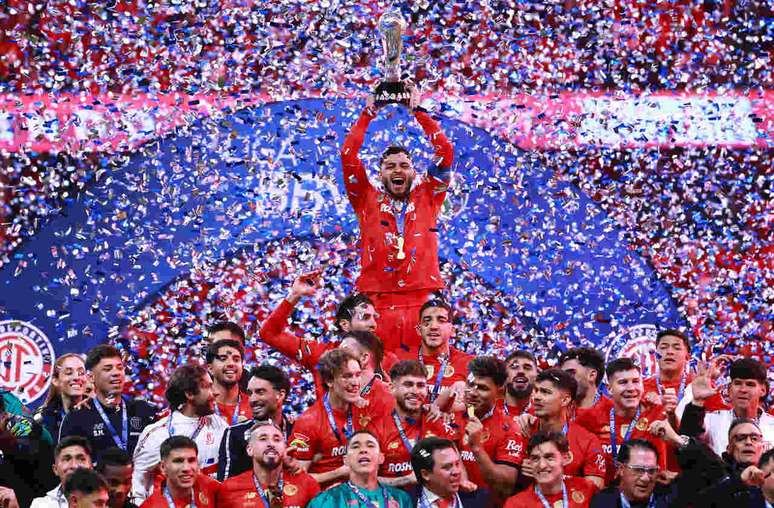 Alexis Vega ergue o trof&eacute;u de campe&atilde;o mexicano ao lado dos companheiros do Toluca &ndash; Hector Vivas/Getty Images