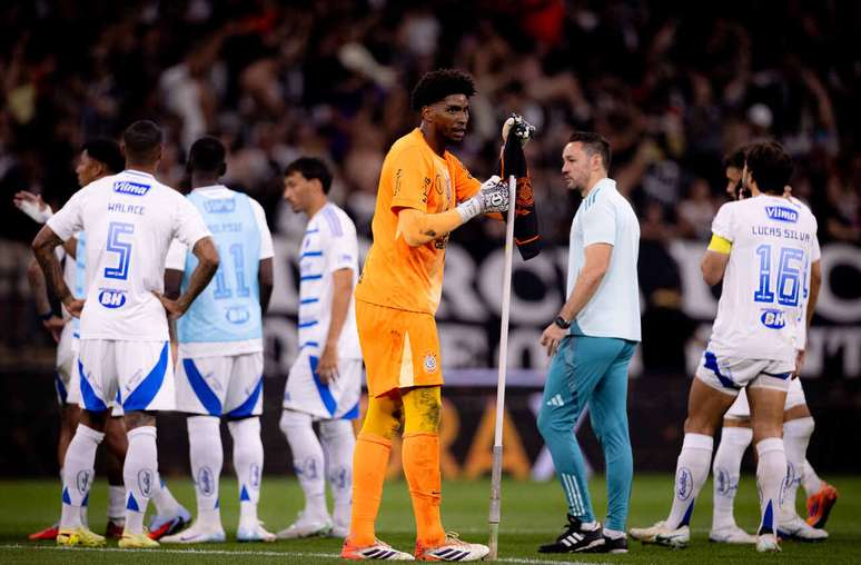Hugo Souza foi her&oacute;i contra o Cruzeiro, na semi da Copa do Brasil &ndash;