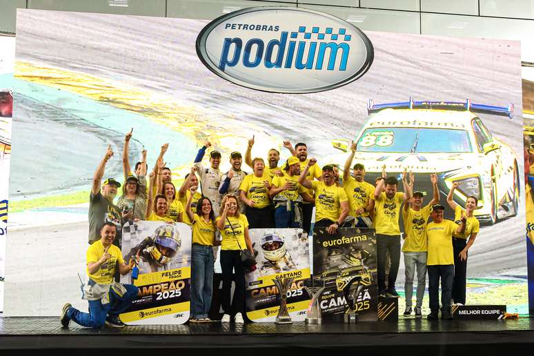 Equipe RC comemorando o campeonato e o vice-campeonato de pilotos e o t&iacute;tulo por equipes