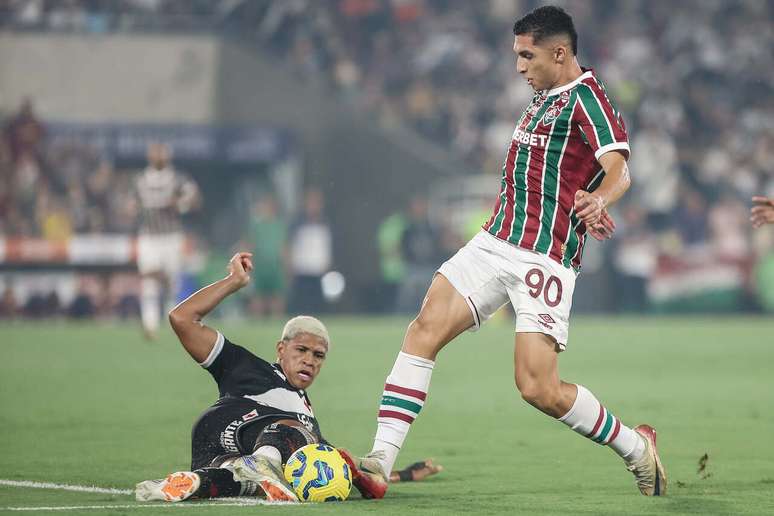 Jogadores de Vasco e Fluminense em disputa de bola na semifinal da Copa do Brasil &ndash;