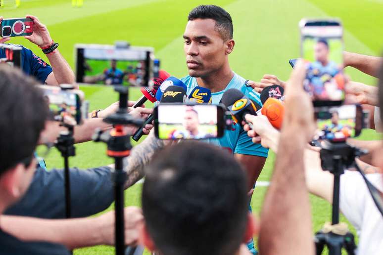 Alex Sandro, do Flamengo, fala com a imprensa ap&oacute;s treino em Doha &ndash;