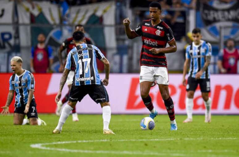 Carlinhos n&atilde;o teve boa passagem pelo Flamengo e deve rescindir &ndash;