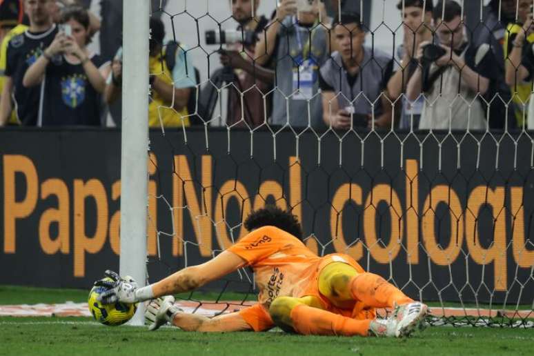 Hugo Souza defende pênalti em Itaquera, durante semifinal da Copa do Brasil contra o Cruzeiro.