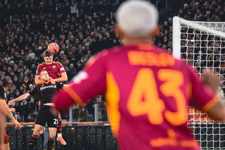Jogadores de Roma e Como em disputa de bola na Serie A &ndash;