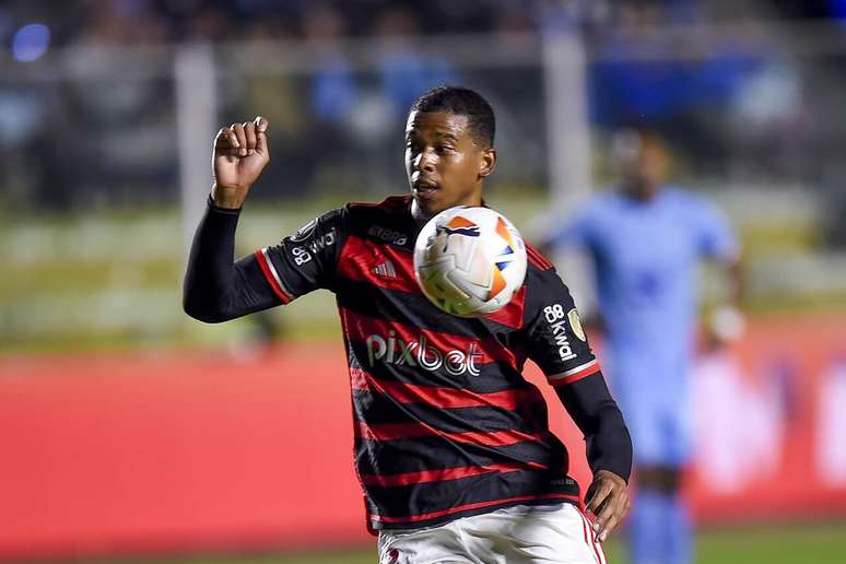 Carlinhos n&atilde;o teve boa passagem pelo Flamengo e deve rescindir &ndash;