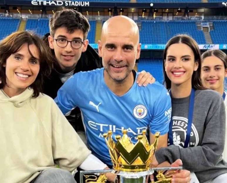 Guardiola ao lado da esposa Cristina (esquerda) e de seus tr&ecirc;s filhos &ndash;