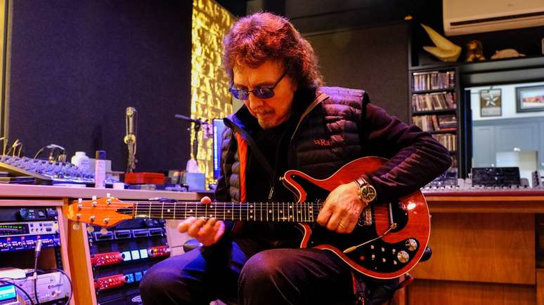 O guitarrista Tony Iommi com uma guitarra Red Special de Brian May