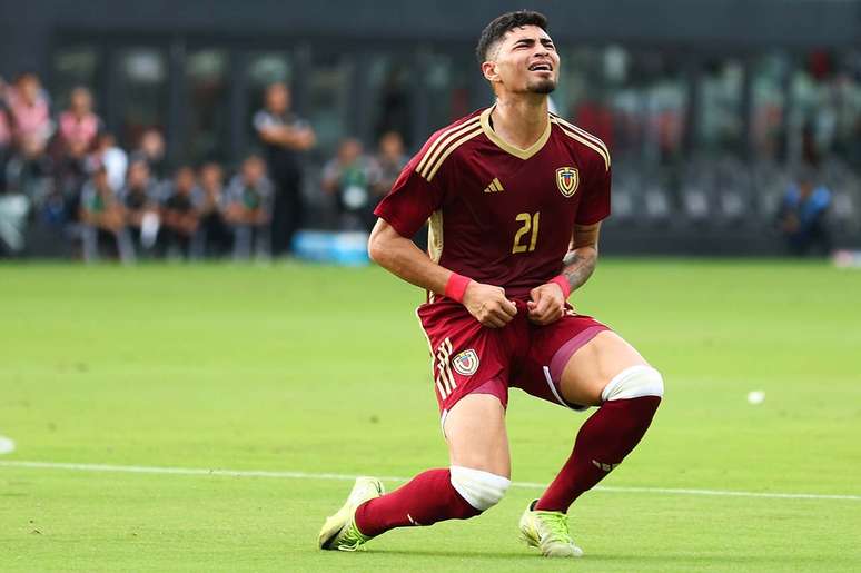 Gleiker Mendoza n&atilde;o deve seguir no futebol ucraniano &ndash;