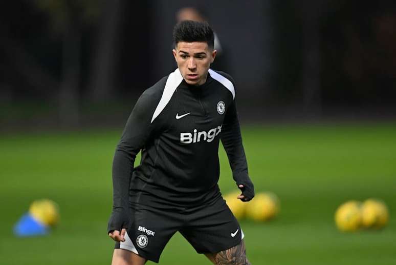 Enzo Fern&aacute;ndez durante treinamento do Chelsea &ndash;