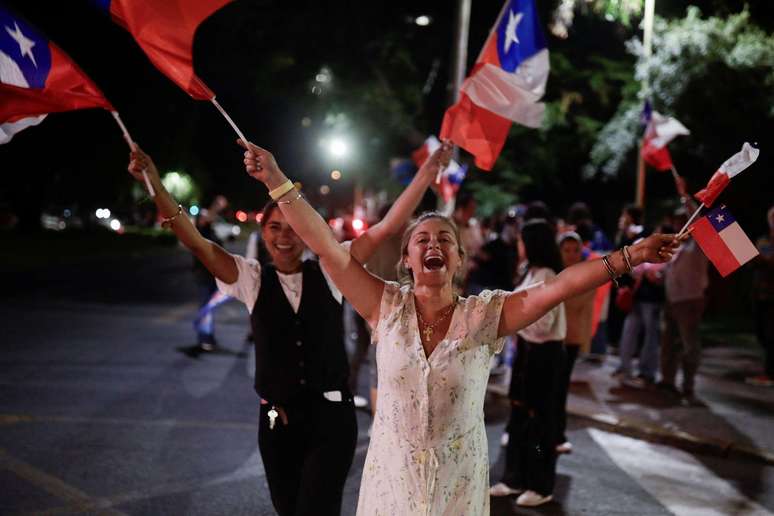 Chilenos comemoram a vit&oacute;ria de Jos&eacute; Antonio Kast