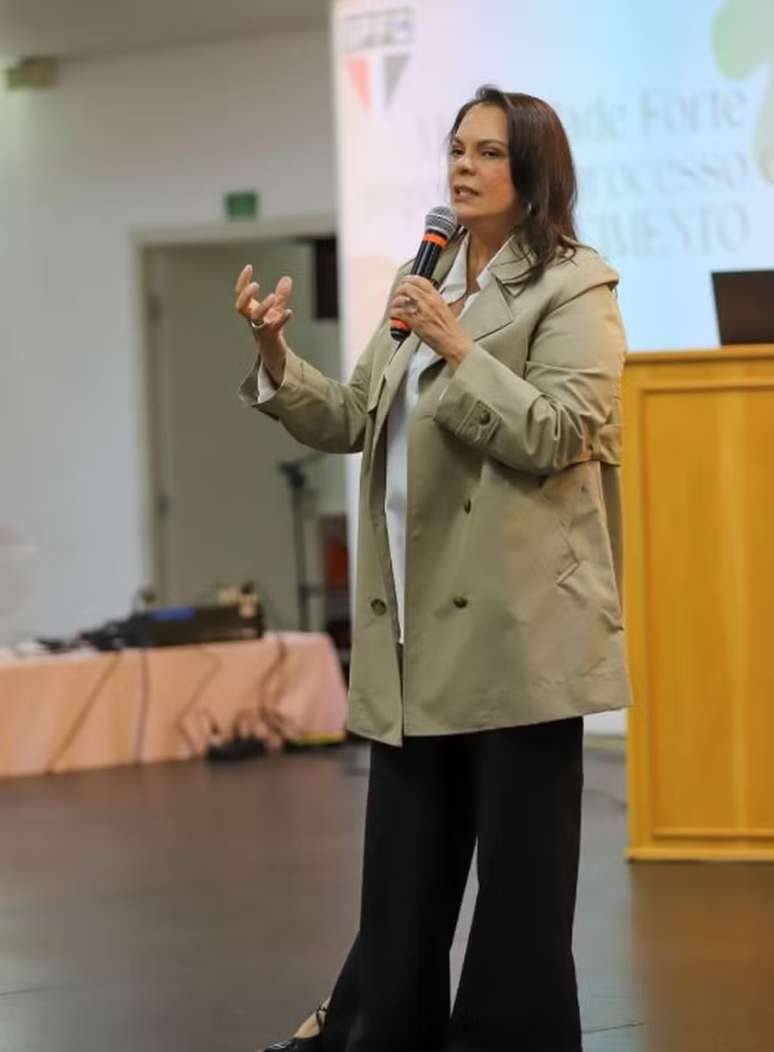 Mara Casares &mdash;