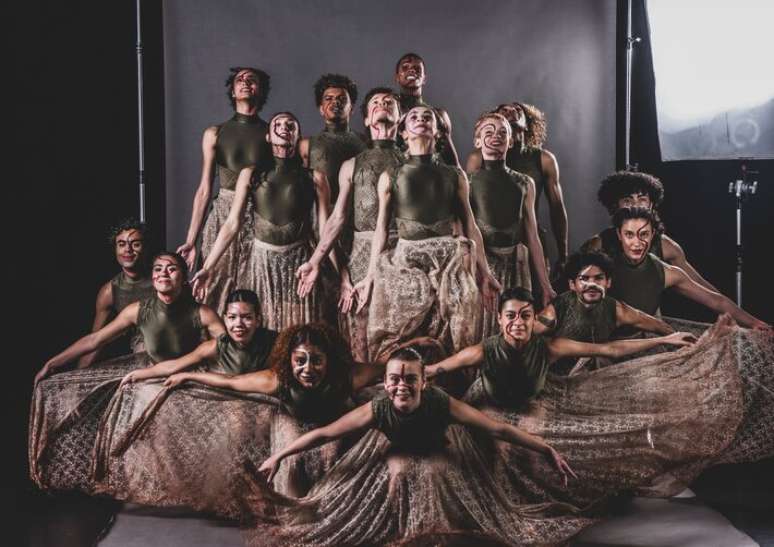 நடன இயக்குனர் அனெலிடா காலோவின் 'அரோயிரா'வில் சாவோ பாலோ கம்பன்ஹியா டி டான்சாவின் சிறப்புத் திட்டம்.