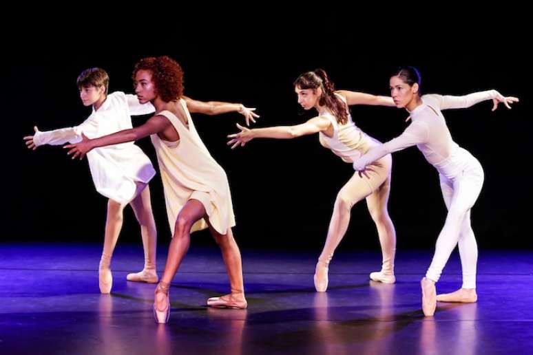 சாவோ பாலோ எஸ்கோலா டி டான்சாவின் சிறப்புத் திட்டம், நடன இயக்குனர் வினிசியஸ் அன்செல்மோவின் 'ரோஸ்டோஸ் டி ஜானஸ்' வழங்குகிறது.