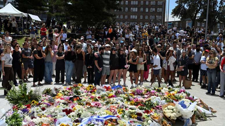 People pay their respects to the victims of the terrorist attack on Bondi Beach, which took place in Sydney, this Sunday (14).