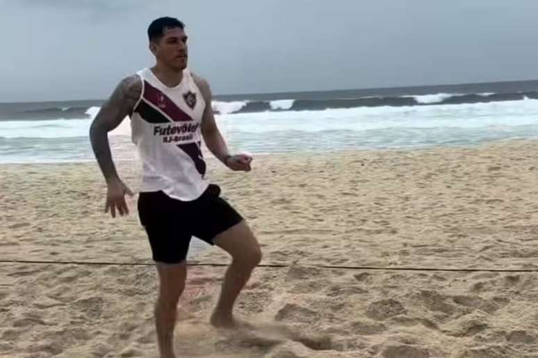 No Rio, Nino aparece na praia com a camisa do Fluminense &ndash;