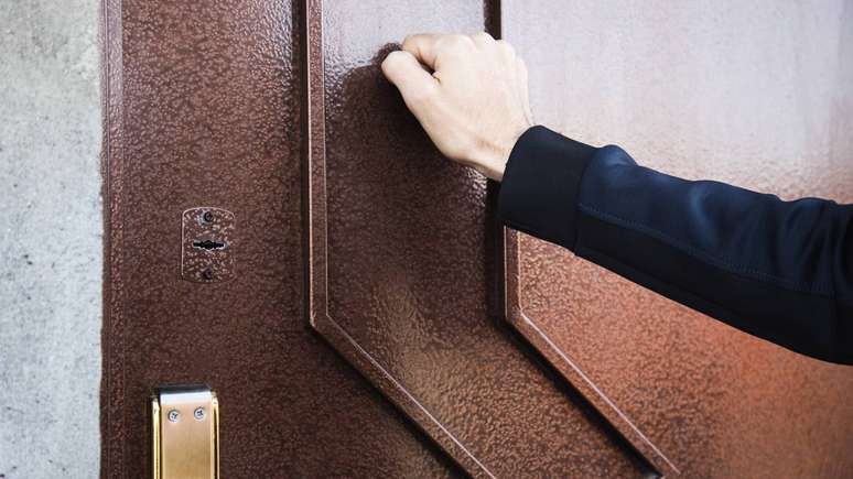 Bater na madeira ap&oacute;s mencionar algo negativo &ndash; depositphotos.com / fantasticstudio33