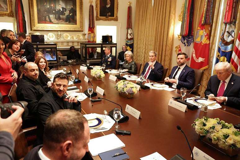 O presidente da Ucr&acirc;nia chegou a Berlim no domingo (14/12) para negocia&ccedil;&otilde;es de paz com Witkoff e Friedrich Merz (Trump e Zelenski aparecem juntos em ocasi&atilde;o anterior)