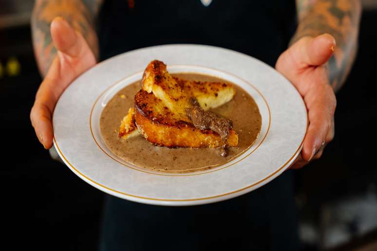 Rabanada com creme ingl&ecirc;s e pasta de amendoim do chef Henrique Foga&ccedil;a 