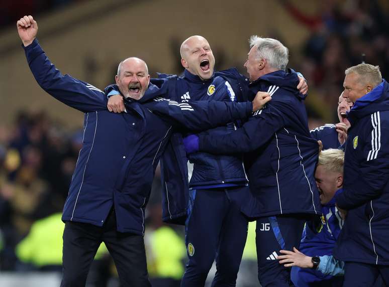 Steve Clarke comemorando a classifica&ccedil;&atilde;o da Esc&oacute;cia para a Copa do Mundo 
