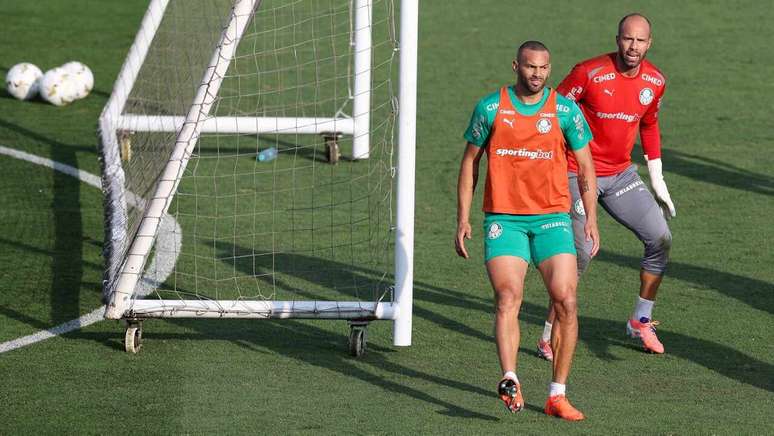 Weverton e Marcelo Lomba em a&ccedil;&atilde;o durante o treino: Palmeiras conta com os dois goleiros para a pr&oacute;xima temporada &ndash;